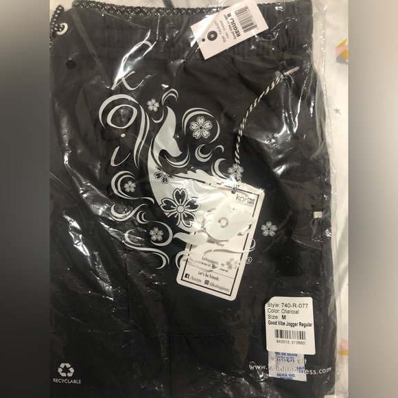 Charcoal colored koi jogger scrubs - Picture 3 of 3